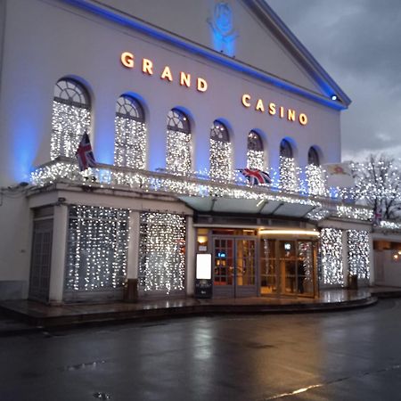 Au Charme Du Lac Espace Bien Etre Et Piscine Chauffe Proche Parc Et Restaurant Du Casino Forges-les-Eaux Exterior foto